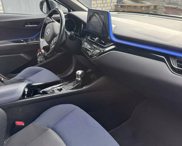 Серый Тойота C-HR, объемом двигателя 1.2 л и пробегом 82 тыс. км за 21800 $, фото 5 на Automoto.ua