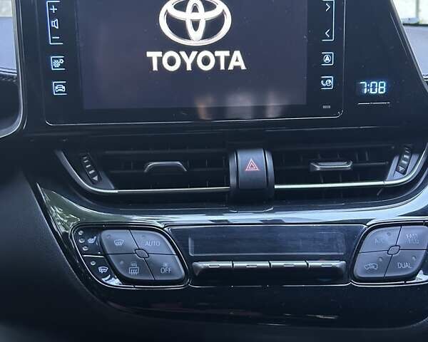 Серый Тойота C-HR, объемом двигателя 1.2 л и пробегом 126 тыс. км за 17999 $, фото 21 на Automoto.ua