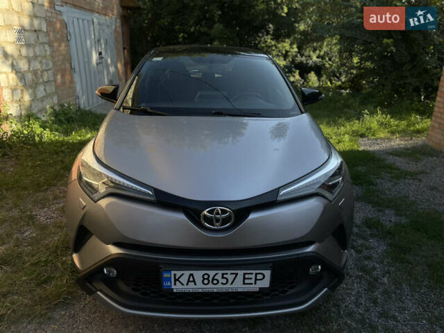 Серый Тойота C-HR, объемом двигателя 1.2 л и пробегом 72 тыс. км за 20000 $, фото 2 на Automoto.ua