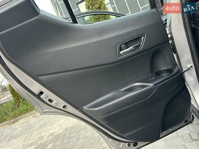 Сірий Тойота C-HR, об'ємом двигуна 1.2 л та пробігом 42 тис. км за 18950 $, фото 107 на Automoto.ua