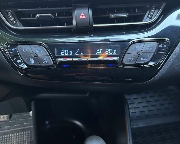Серый Тойота C-HR, объемом двигателя 1.2 л и пробегом 126 тыс. км за 17999 $, фото 25 на Automoto.ua