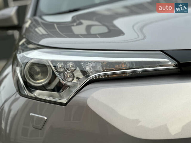 Сірий Тойота C-HR, об'ємом двигуна 1.2 л та пробігом 42 тис. км за 18950 $, фото 33 на Automoto.ua