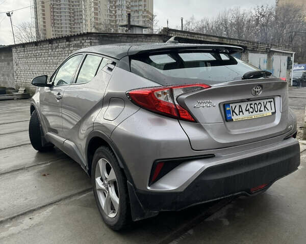 Серый Тойота C-HR, объемом двигателя 1.2 л и пробегом 82 тыс. км за 21800 $, фото 1 на Automoto.ua