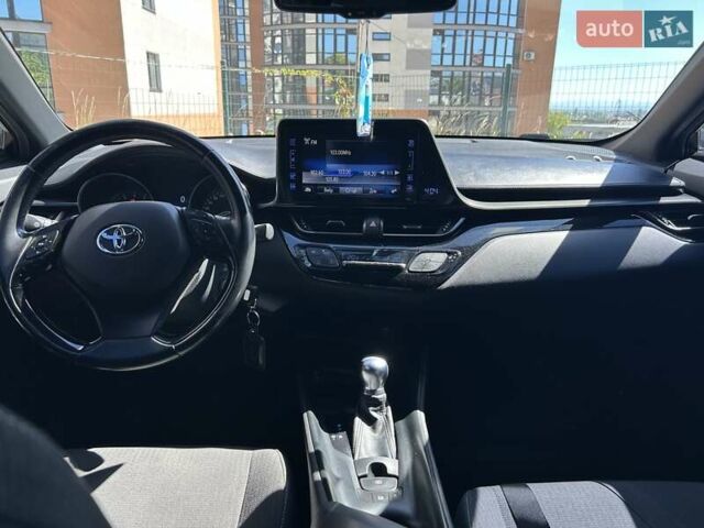 Серый Тойота C-HR, объемом двигателя 1.2 л и пробегом 126 тыс. км за 17999 $, фото 13 на Automoto.ua