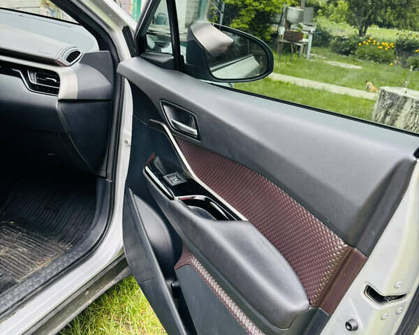 Серый Тойота C-HR, объемом двигателя 1.2 л и пробегом 171 тыс. км за 17000 $, фото 14 на Automoto.ua