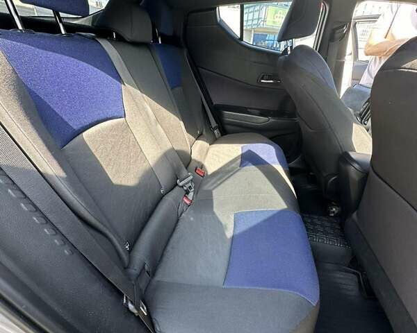 Серый Тойота C-HR, объемом двигателя 1.2 л и пробегом 80 тыс. км за 18500 $, фото 11 на Automoto.ua