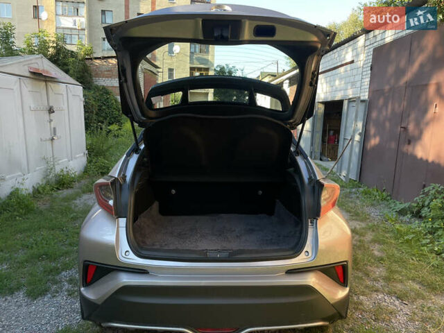 Серый Тойота C-HR, объемом двигателя 1.2 л и пробегом 72 тыс. км за 20000 $, фото 21 на Automoto.ua