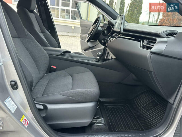 Сірий Тойота C-HR, об'ємом двигуна 1.2 л та пробігом 42 тис. км за 18950 $, фото 114 на Automoto.ua
