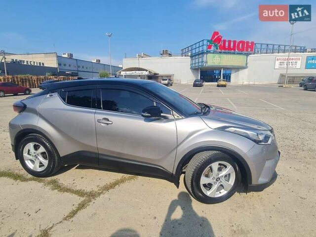 Серый Тойота C-HR, объемом двигателя 1.2 л и пробегом 80 тыс. км за 18500 $, фото 3 на Automoto.ua