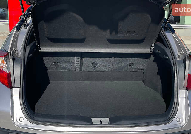 Серый Тойота C-HR, объемом двигателя 1.2 л и пробегом 92 тыс. км за 19116 $, фото 8 на Automoto.ua