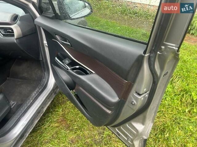 Серый Тойота C-HR, объемом двигателя 1.2 л и пробегом 137 тыс. км за 17500 $, фото 5 на Automoto.ua