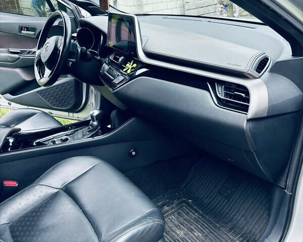 Серый Тойота C-HR, объемом двигателя 1.2 л и пробегом 171 тыс. км за 17000 $, фото 15 на Automoto.ua