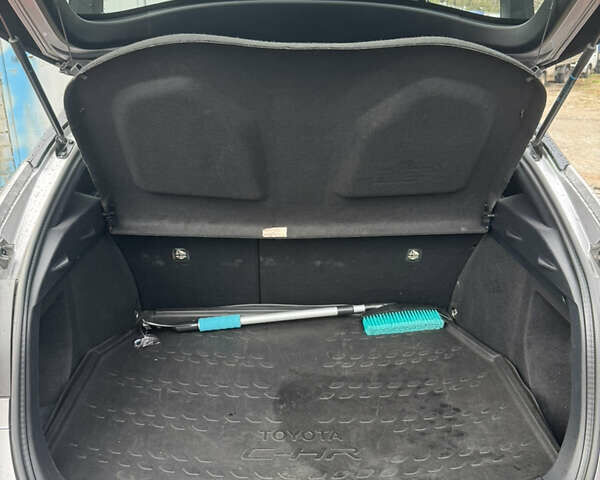 Серый Тойота C-HR, объемом двигателя 1.2 л и пробегом 82 тыс. км за 21800 $, фото 13 на Automoto.ua