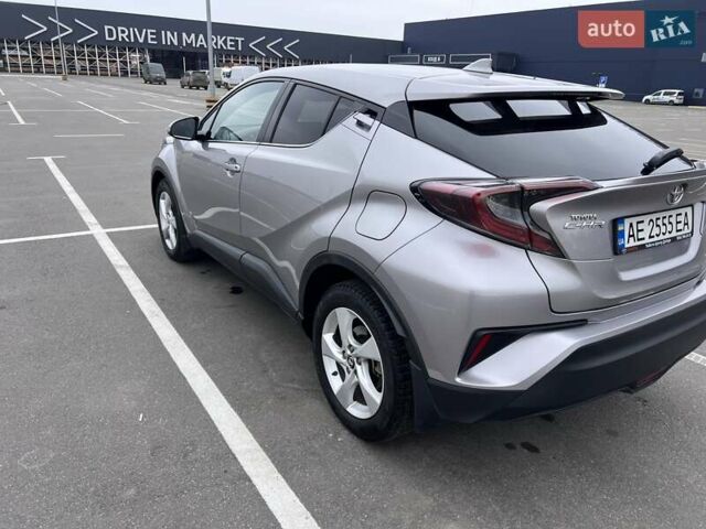 Серый Тойота C-HR, объемом двигателя 1.2 л и пробегом 55 тыс. км за 23200 $, фото 6 на Automoto.ua