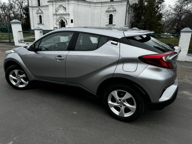 Серый Тойота C-HR, объемом двигателя 0.12 л и пробегом 111 тыс. км за 16500 $, фото 3 на Automoto.ua