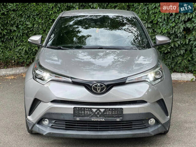 Серый Тойота C-HR, объемом двигателя 1.99 л и пробегом 74 тыс. км за 16499 $, фото 2 на Automoto.ua