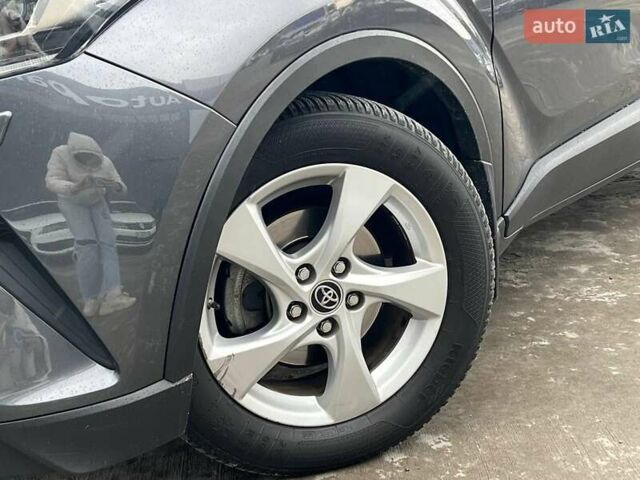 Серый Тойота C-HR, объемом двигателя 1.2 л и пробегом 108 тыс. км за 19290 $, фото 13 на Automoto.ua