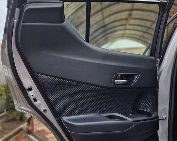 Серый Тойота C-HR, объемом двигателя 2 л и пробегом 67 тыс. км за 17300 $, фото 44 на Automoto.ua
