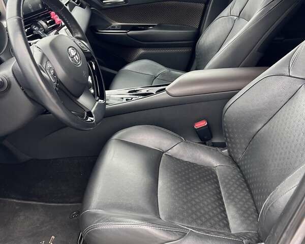 Серый Тойота C-HR, объемом двигателя 1.2 л и пробегом 55 тыс. км за 23200 $, фото 30 на Automoto.ua