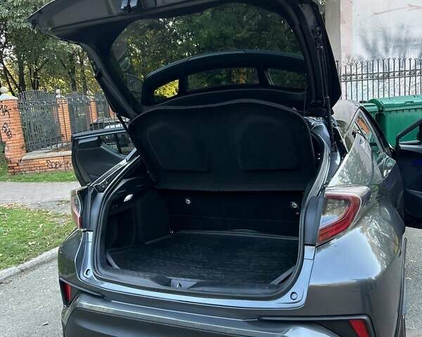 Серый Тойота C-HR, объемом двигателя 1.2 л и пробегом 112 тыс. км за 16800 $, фото 22 на Automoto.ua