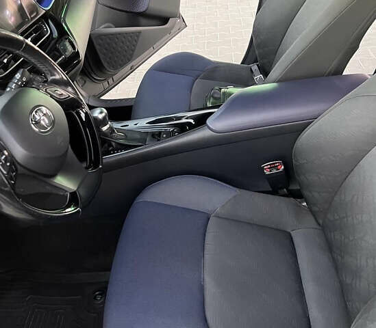 Серый Тойота C-HR, объемом двигателя 1.2 л и пробегом 143 тыс. км за 17200 $, фото 11 на Automoto.ua