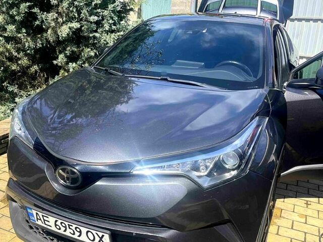 Серый Тойота C-HR, объемом двигателя 2 л и пробегом 154 тыс. км за 15500 $, фото 1 на Automoto.ua