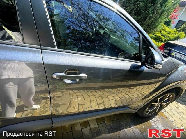 Серый Тойота C-HR, объемом двигателя 2 л и пробегом 154 тыс. км за 15500 $, фото 6 на Automoto.ua