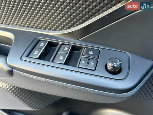 Серый Тойота C-HR, объемом двигателя 1.8 л и пробегом 90 тыс. км за 19999 $, фото 30 на Automoto.ua