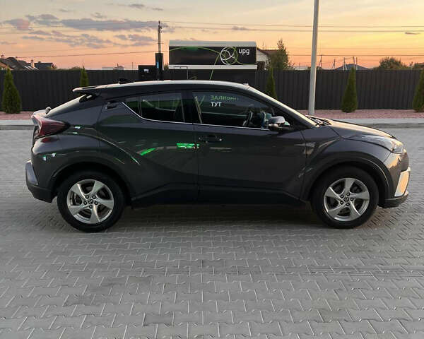 Серый Тойота C-HR, объемом двигателя 1.2 л и пробегом 143 тыс. км за 17200 $, фото 2 на Automoto.ua