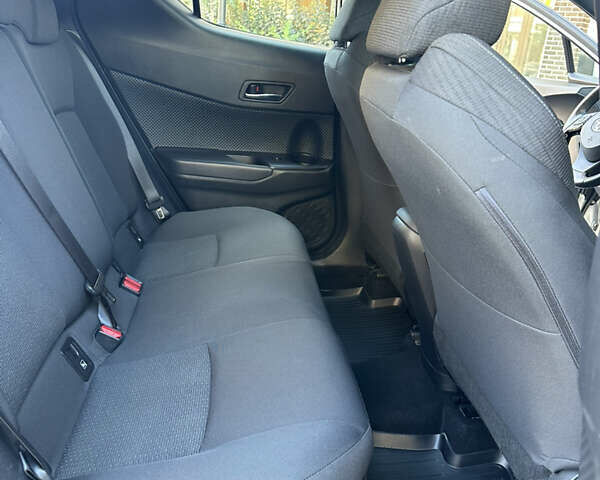 Серый Тойота C-HR, объемом двигателя 1.8 л и пробегом 90 тыс. км за 19999 $, фото 32 на Automoto.ua