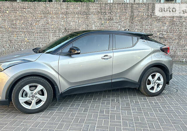 Серый Тойота C-HR, объемом двигателя 1.99 л и пробегом 101 тыс. км за 19500 $, фото 2 на Automoto.ua