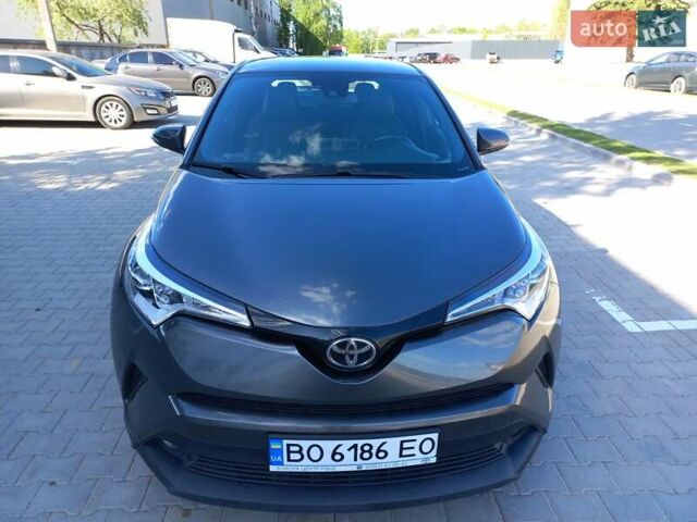 Серый Тойота C-HR, объемом двигателя 2 л и пробегом 47 тыс. км за 18000 $, фото 2 на Automoto.ua