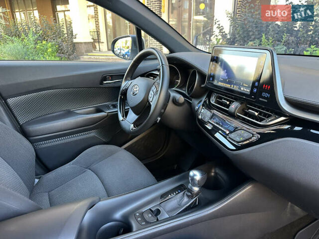 Серый Тойота C-HR, объемом двигателя 1.8 л и пробегом 90 тыс. км за 19999 $, фото 36 на Automoto.ua