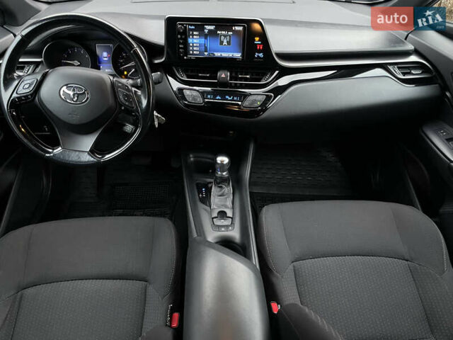 Серый Тойота C-HR, объемом двигателя 1.8 л и пробегом 83 тыс. км за 16900 $, фото 4 на Automoto.ua