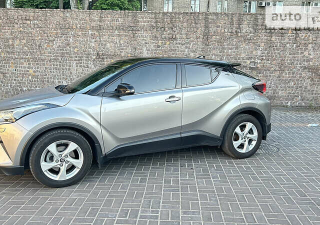 Серый Тойота C-HR, объемом двигателя 1.99 л и пробегом 101 тыс. км за 21000 $, фото 1 на Automoto.ua