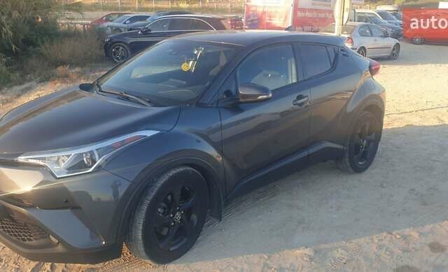 Серый Тойота C-HR, объемом двигателя 1.99 л и пробегом 65 тыс. км за 19500 $, фото 2 на Automoto.ua