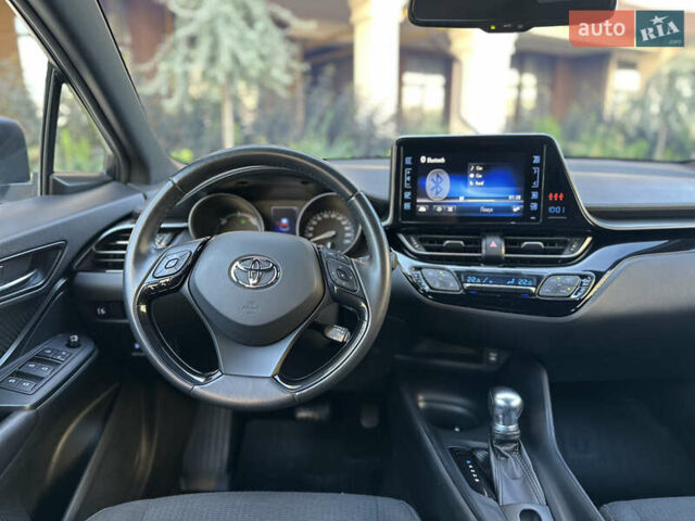 Серый Тойота C-HR, объемом двигателя 1.8 л и пробегом 90 тыс. км за 19700 $, фото 26 на Automoto.ua