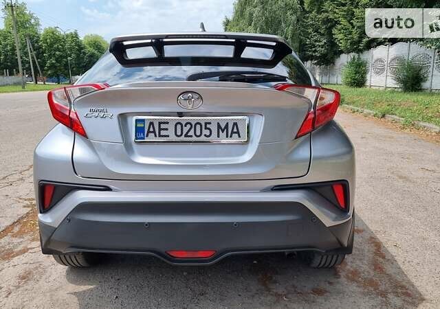 Серый Тойота C-HR, объемом двигателя 2 л и пробегом 55 тыс. км за 25000 $, фото 1 на Automoto.ua