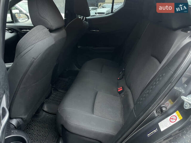 Серый Тойота C-HR, объемом двигателя 1.8 л и пробегом 83 тыс. км за 16900 $, фото 2 на Automoto.ua