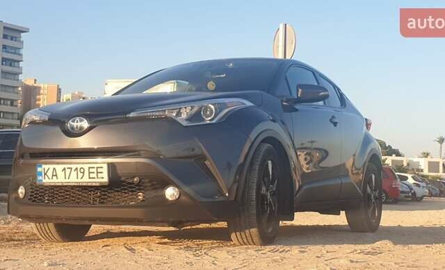 Серый Тойота C-HR, объемом двигателя 1.99 л и пробегом 65 тыс. км за 19500 $, фото 3 на Automoto.ua