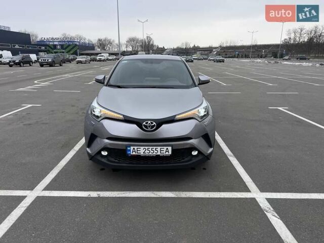 Серый Тойота C-HR, объемом двигателя 1.2 л и пробегом 55 тыс. км за 23200 $, фото 2 на Automoto.ua