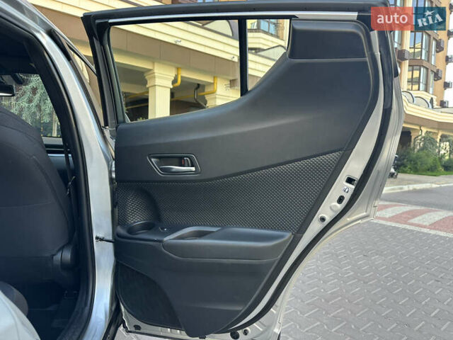 Серый Тойота C-HR, объемом двигателя 1.8 л и пробегом 90 тыс. км за 19700 $, фото 33 на Automoto.ua