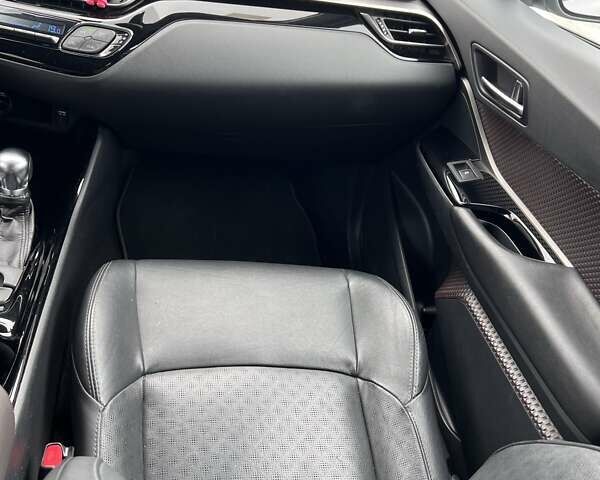 Серый Тойота C-HR, объемом двигателя 1.2 л и пробегом 55 тыс. км за 23200 $, фото 25 на Automoto.ua