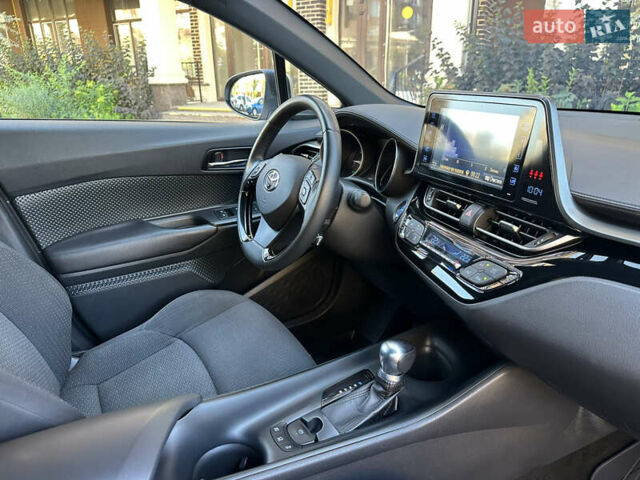 Серый Тойота C-HR, объемом двигателя 1.8 л и пробегом 90 тыс. км за 19999 $, фото 37 на Automoto.ua