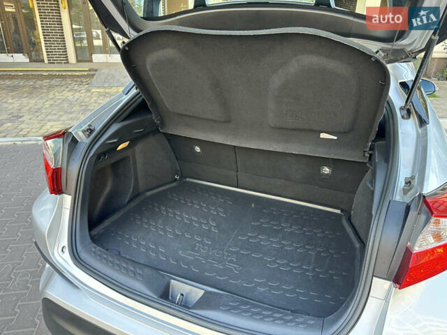 Серый Тойота C-HR, объемом двигателя 1.8 л и пробегом 90 тыс. км за 19999 $, фото 39 на Automoto.ua