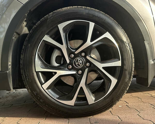 Сірий Тойота C-HR, об'ємом двигуна 1.99 л та пробігом 167 тис. км за 18000 $, фото 11 на Automoto.ua