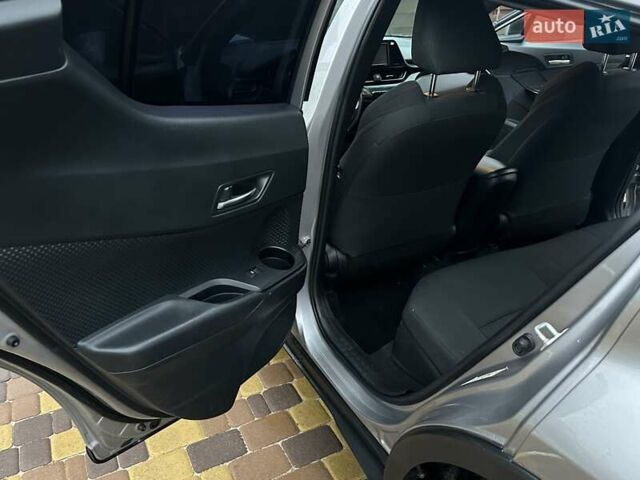Серый Тойота C-HR, объемом двигателя 1.99 л и пробегом 94 тыс. км за 16200 $, фото 12 на Automoto.ua