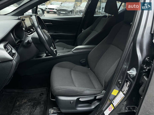 Серый Тойота C-HR, объемом двигателя 1.8 л и пробегом 83 тыс. км за 16900 $, фото 1 на Automoto.ua