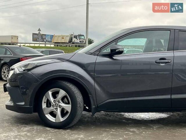 Серый Тойота C-HR, объемом двигателя 1.2 л и пробегом 108 тыс. км за 19290 $, фото 2 на Automoto.ua