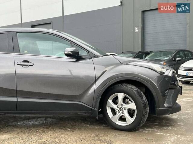 Серый Тойота C-HR, объемом двигателя 1.2 л и пробегом 108 тыс. км за 19290 $, фото 10 на Automoto.ua